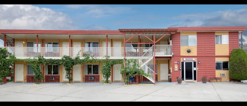Maple Leaf Motel Inn Towne Osoyoos Exterior foto